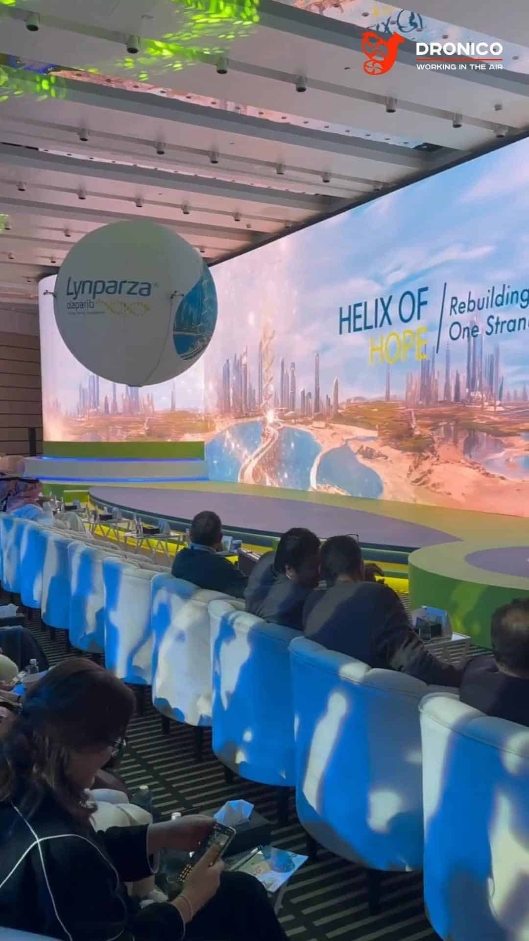 Дирижабли и шоу дронов на медицинской конференции в Эр-Рияде, 2024