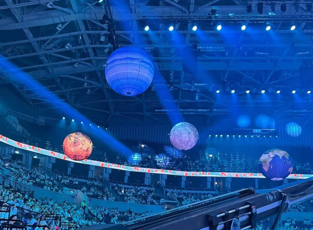 Сферы-планеты над ареной на новогоднем шоу
